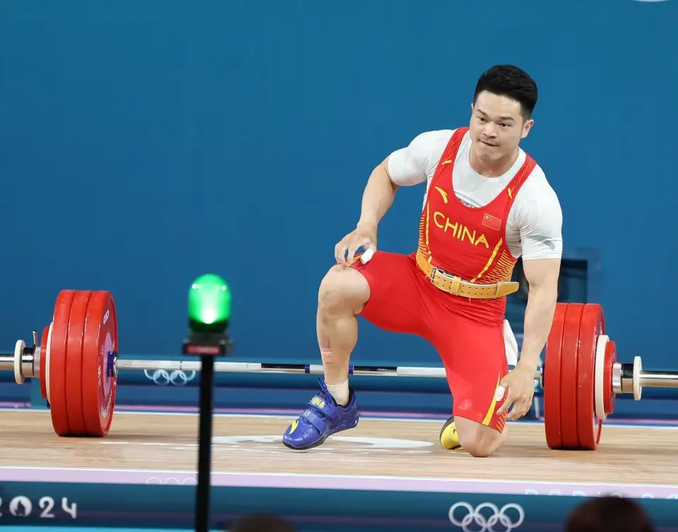 北京时间8月9日凌晨巴黎奥运男子73公斤级赛，石智勇挺举失败无缘奥运三连冠